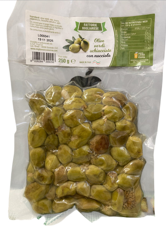 Olive Verdi schiacciate con nocciolo